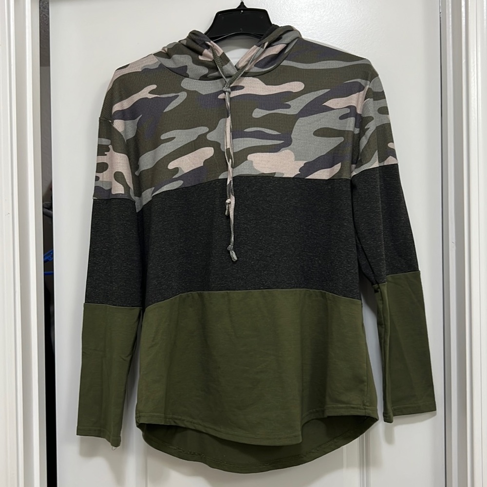 Boutique shirt with hood